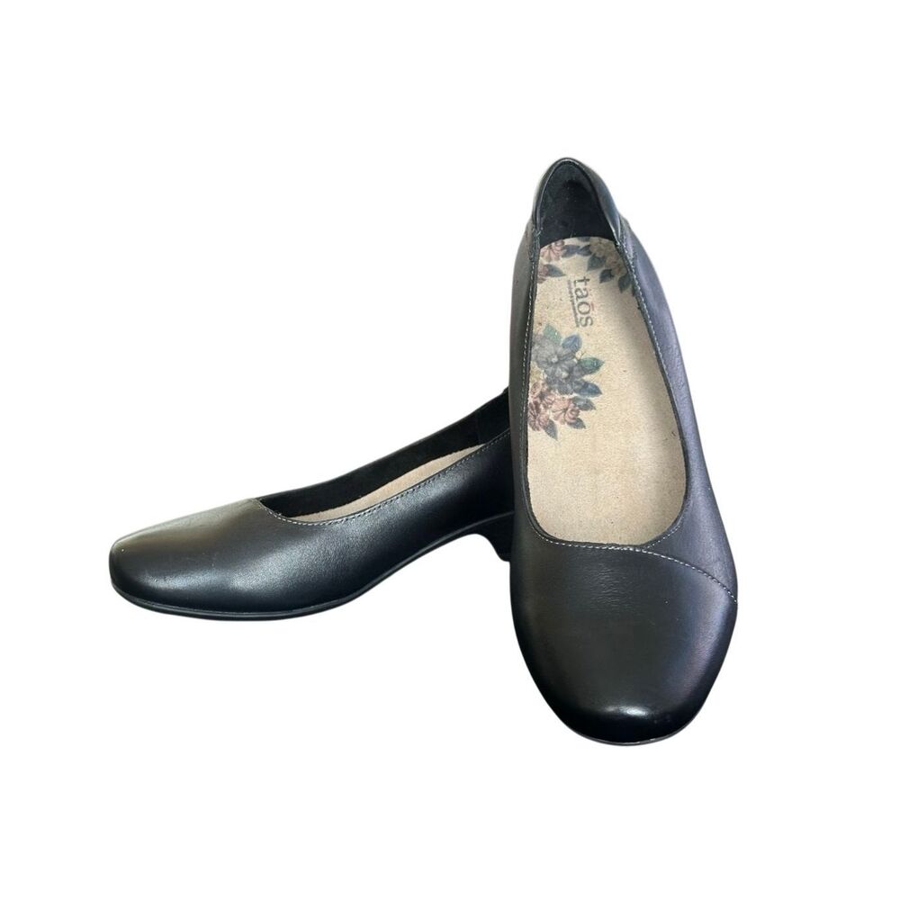 Taos Connection Low Heeled Black Leather Pumps Size 9